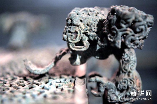 在河南博物院的展廳里，國寶云紋銅禁總是能吸引觀眾駐足觀賞